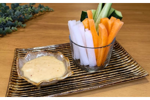 Sauce miso-mayonnaise avec bâtonnets de légumes