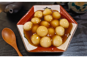 Mitarashi Dango – Boulettes de riz nappées d’une sauce soja sucrée