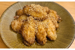 Ailes de poulet frites à la japonaise avec glaçage sucré à la sauce soja