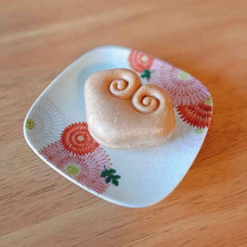 ARITA WARE KOURAKU KILN CHRYSANTHEMUM SMALL SQUARE PLATE