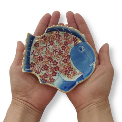 HASAMI WARE FISH-SHAPED GOLD SMALL PLATE