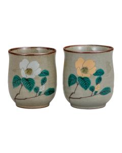 PAIRE DE TASSES À THÉ EN FAIENCE DE KUTANI À MOTIF FLEURI OR/ARGENT