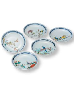 ENSEMBLE DE 5 PETITES ASSIETTES EN PORCELAINE KUTANI À MOTIF FLORAL ET OISEAU