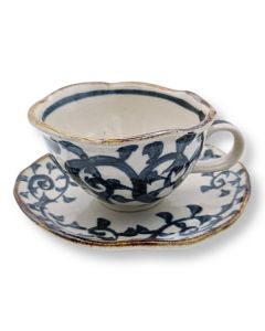 TASSE À CAFÉ ET SOUCOUPE EN CÉRAMIQUE DE MINO, MOTIF KARAKUSA BLEU