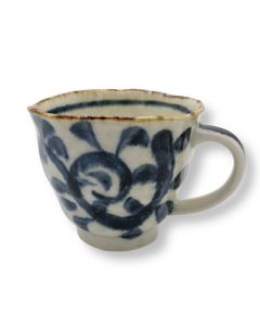 MUG EN CÉRAMIQUE DE MINO, ARABESQUE KARAKUSA BLEUE