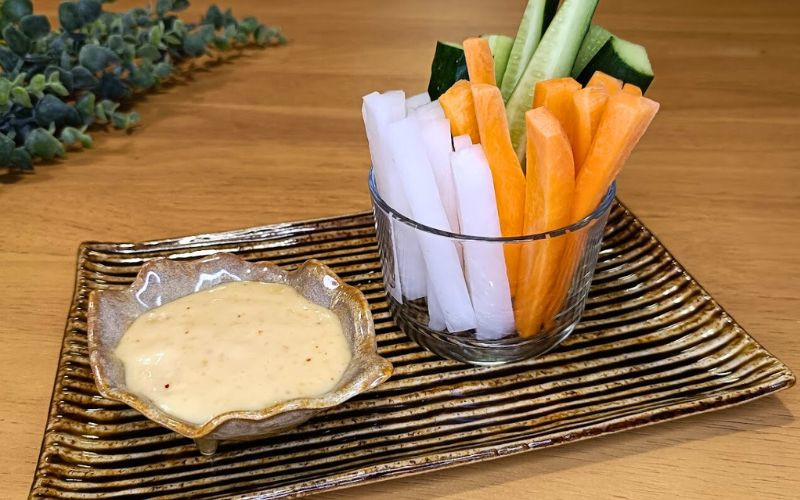 Sauce miso-mayonnaise avec bâtonnets de légumes
