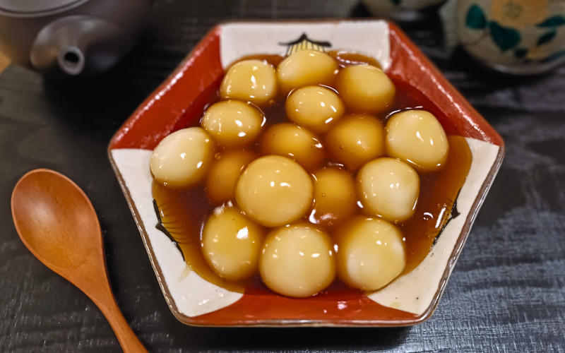 Mitarashi Dango – Boulettes de riz nappées d’une sauce soja sucrée