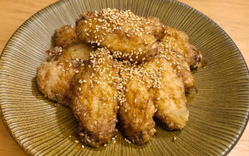 Ailes de poulet frites à la japonaise avec glaçage sucré à la sauce soja