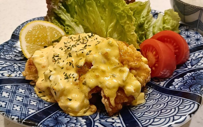 Poulet Nanban japonais – poulet frit croustillant avec sauce aigre-douce et sauce tartare